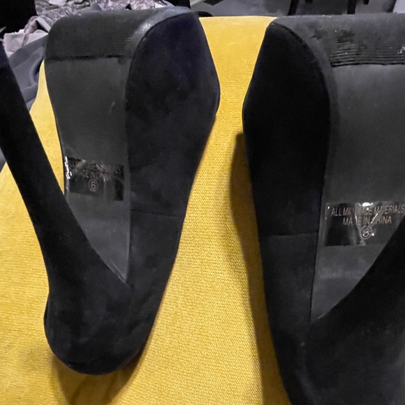 Black pumps with 5 1/2” heel. Worn once! - Picture 5 of 7